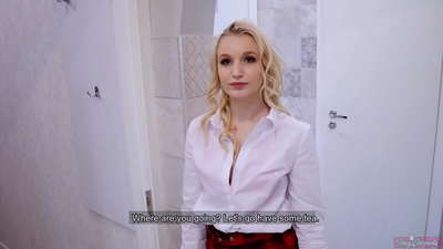 ახალგაზრდა კოლეჯის გოგონა თავის მეგობართან ერთად ატყუებს თავის შეყვარებულს | POV და cum შიგნით მისი pussy!